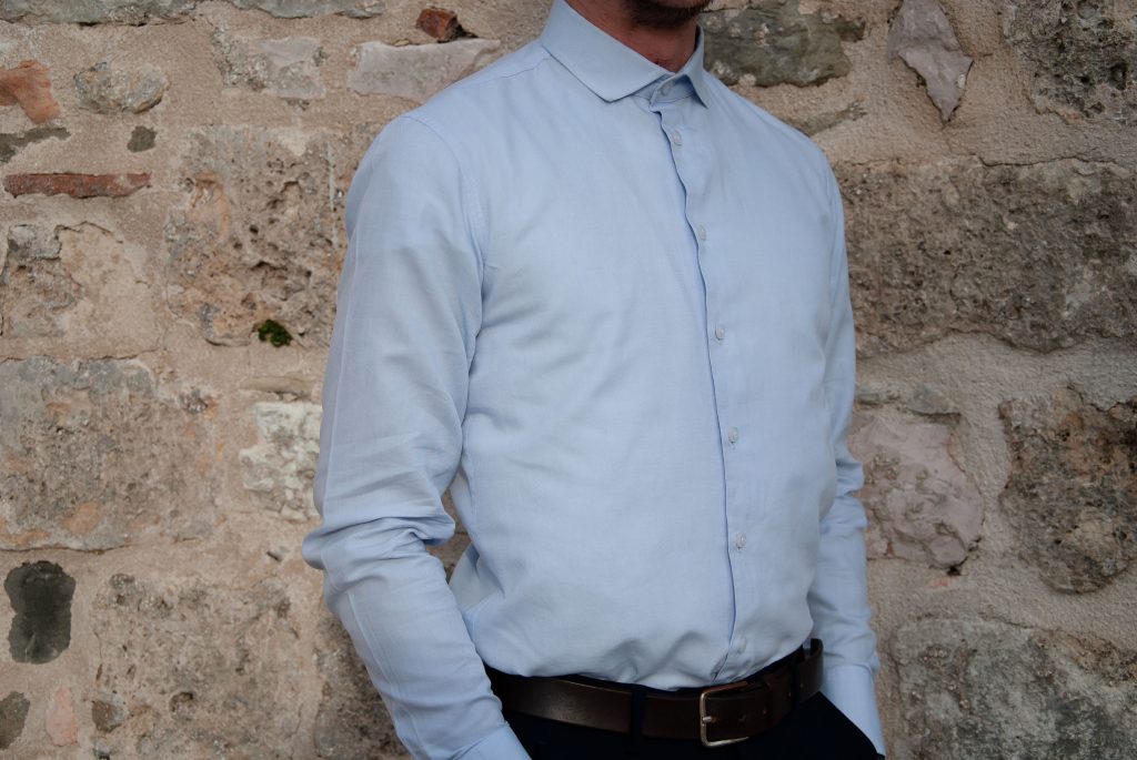 camicia azzurra